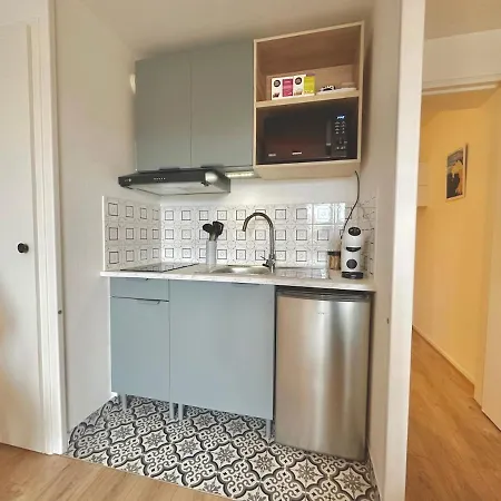 Sea View Studio, Fully-equipped, Tv & Wifi דירה
