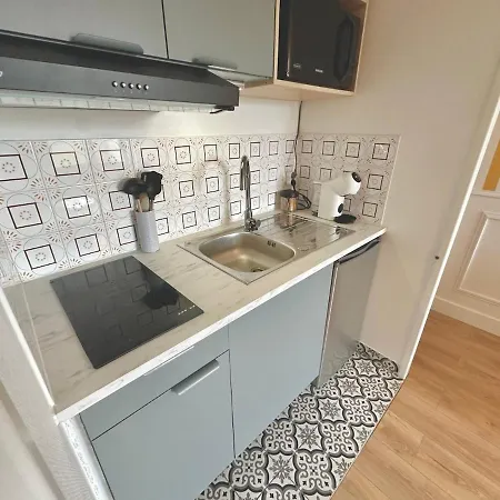Sea View Studio, Fully-equipped, Tv & Wifi דירה *